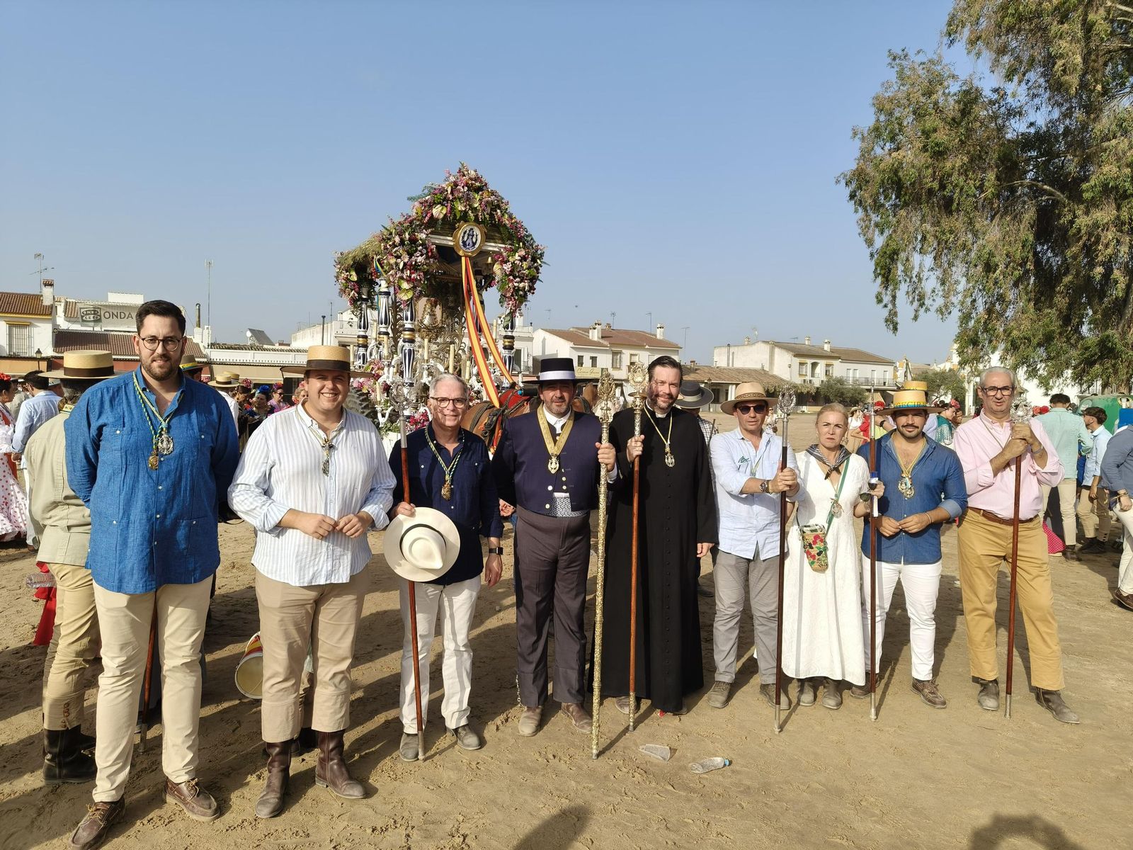 Miembros de la hermandad del Rocío de Algeciras, junto a representantes del equipo de gobierno.