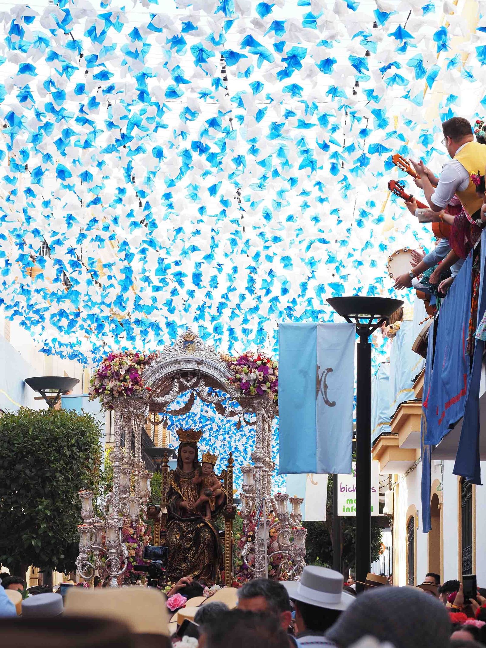Las imágenes de la procesión de la Virgen de la Bella por las calles de Lepe en 2022