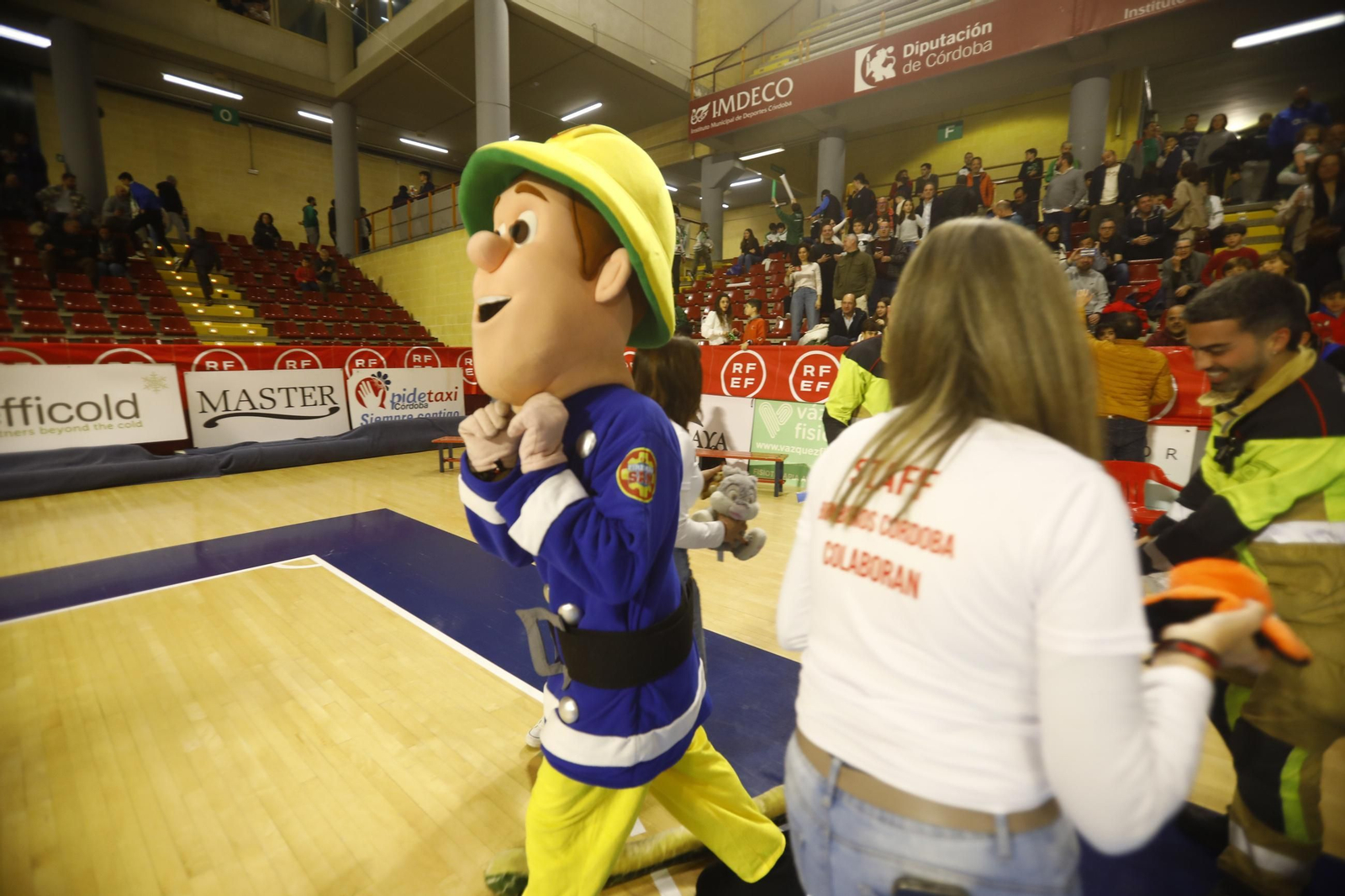 Las mejores fotos de un Córdoba Futsal - Valdepeñas con marcado carácter solidario