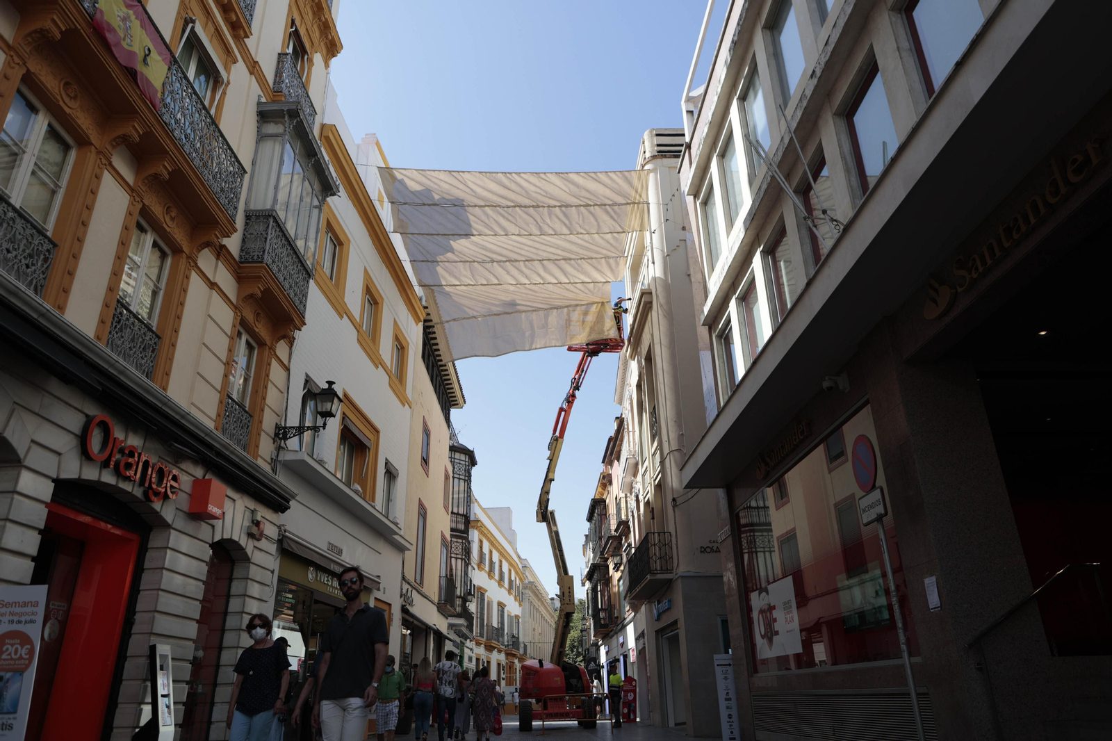 Colocación de los toldos el verano pasado en la céntrica calle Tetuán.