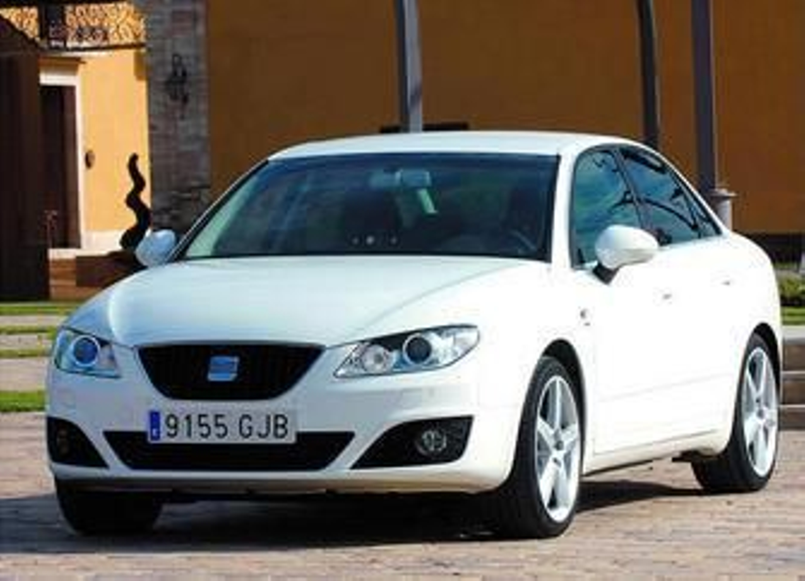 El exterior del nuevo Exeo está definido por suaves líneas y curvas dinámicas.