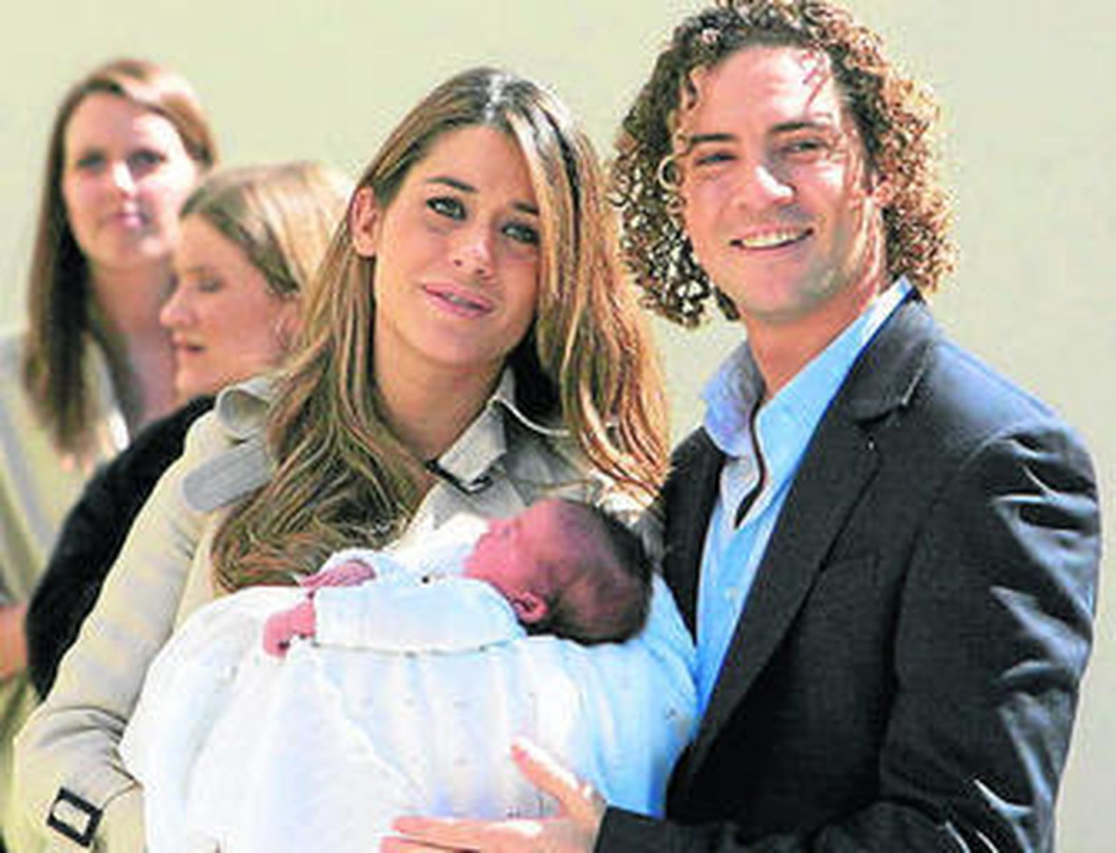 La familia Bisbal Tablada, viva imagen de la felicidad a la salida del hospital