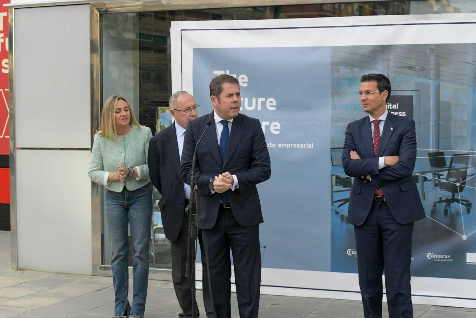 Gerardo Cuerva, en el centro, durante la inauguración del edificio.