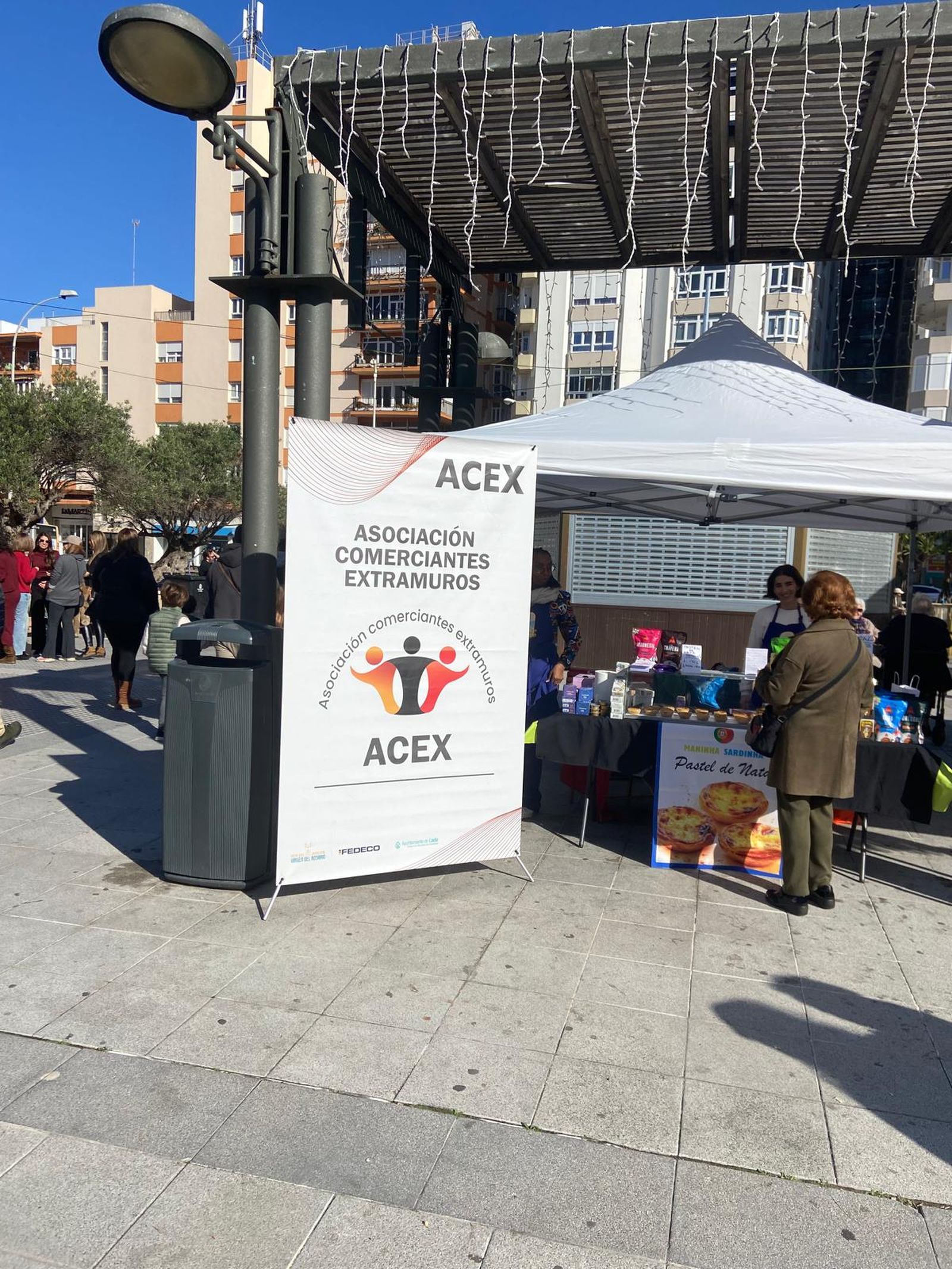 Uno de los puestos de ACEX en su mercadilo navideño.