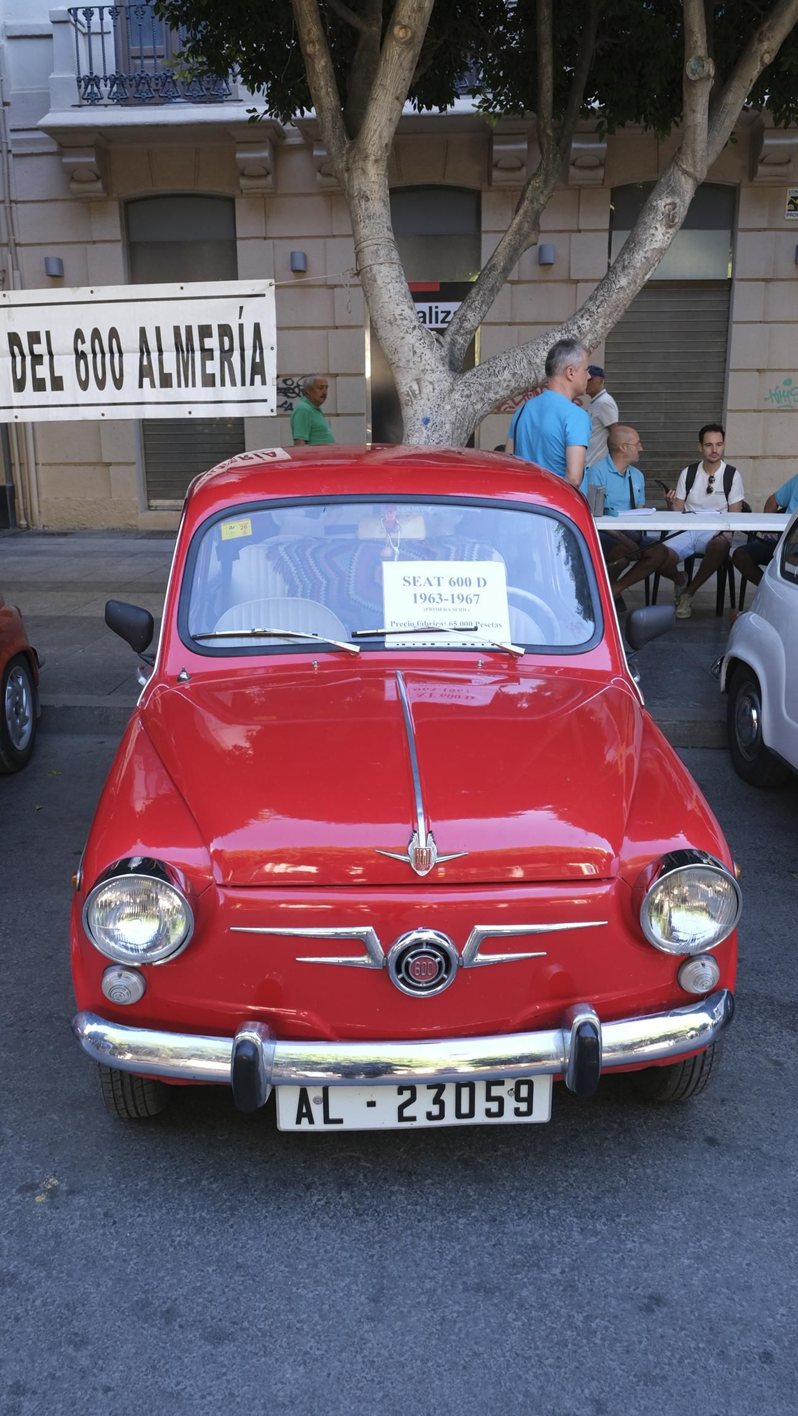 La exposición de Seat 600 y Mini Cooper en la Feria de Almería, en imágenes