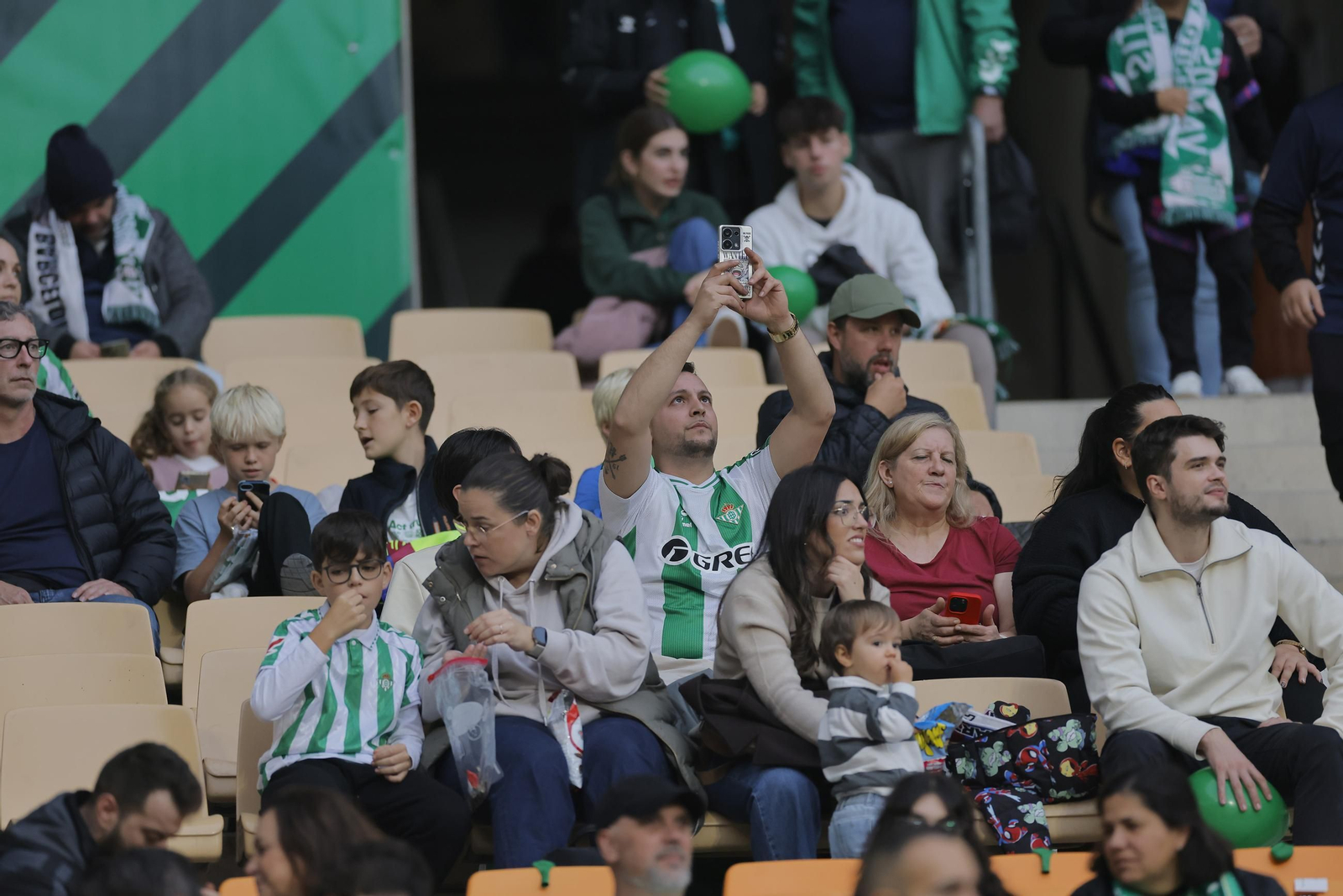 Búscate en las fotos del Betis - Barcelona