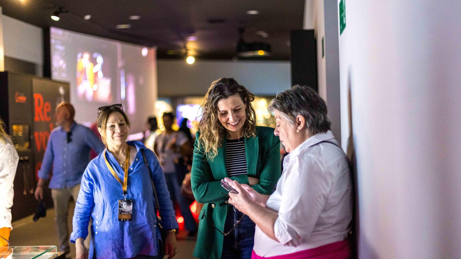 La concejala de Destino Turístico, María Gómez, atiende a los visitantes en el Museo Camarón. La concejala de Destino Turístico, María Gómez, atiende a los visitantes en el Museo Camarón.