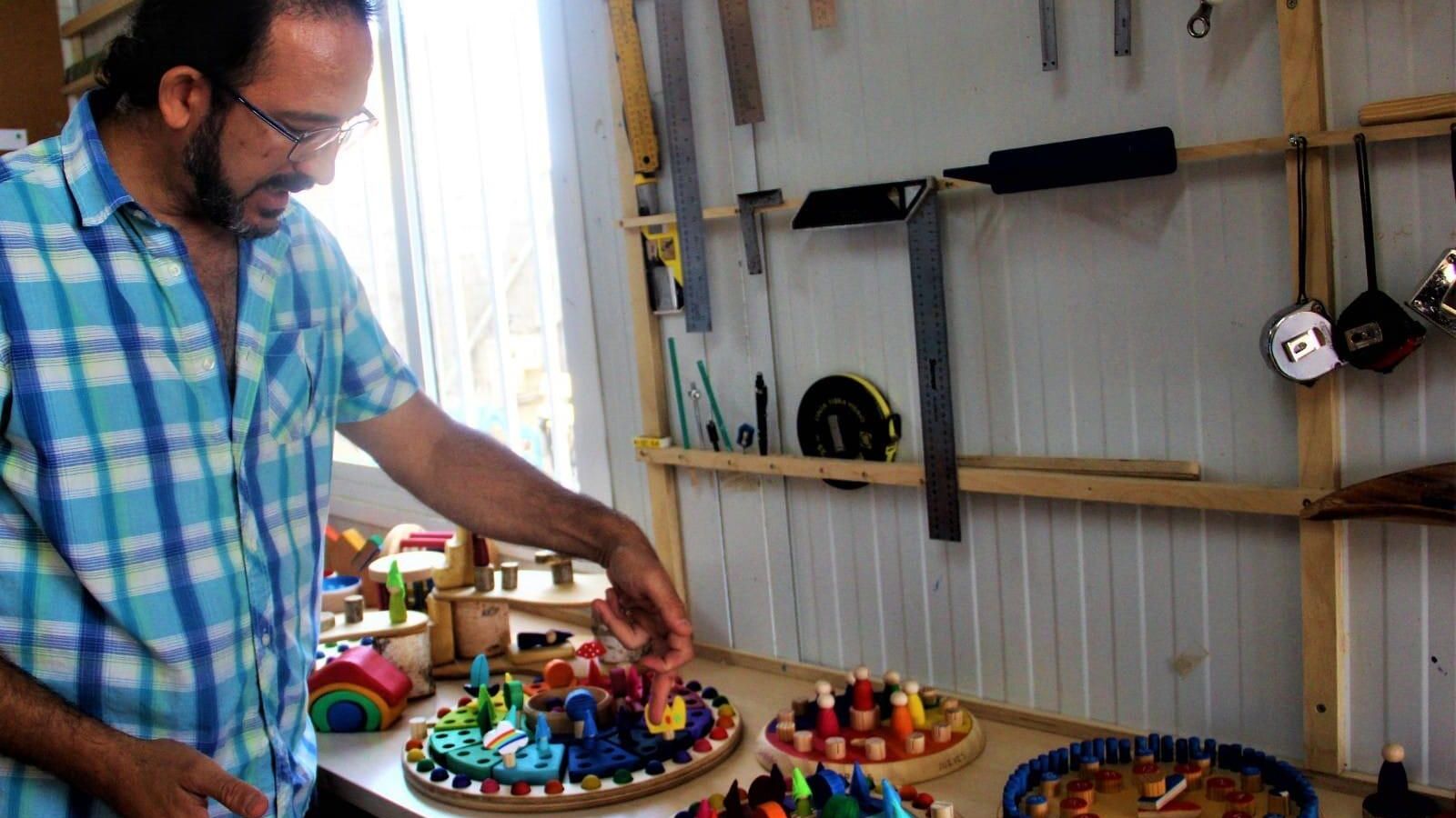 Calderón, junto a una muestra de sus originales calendarios.