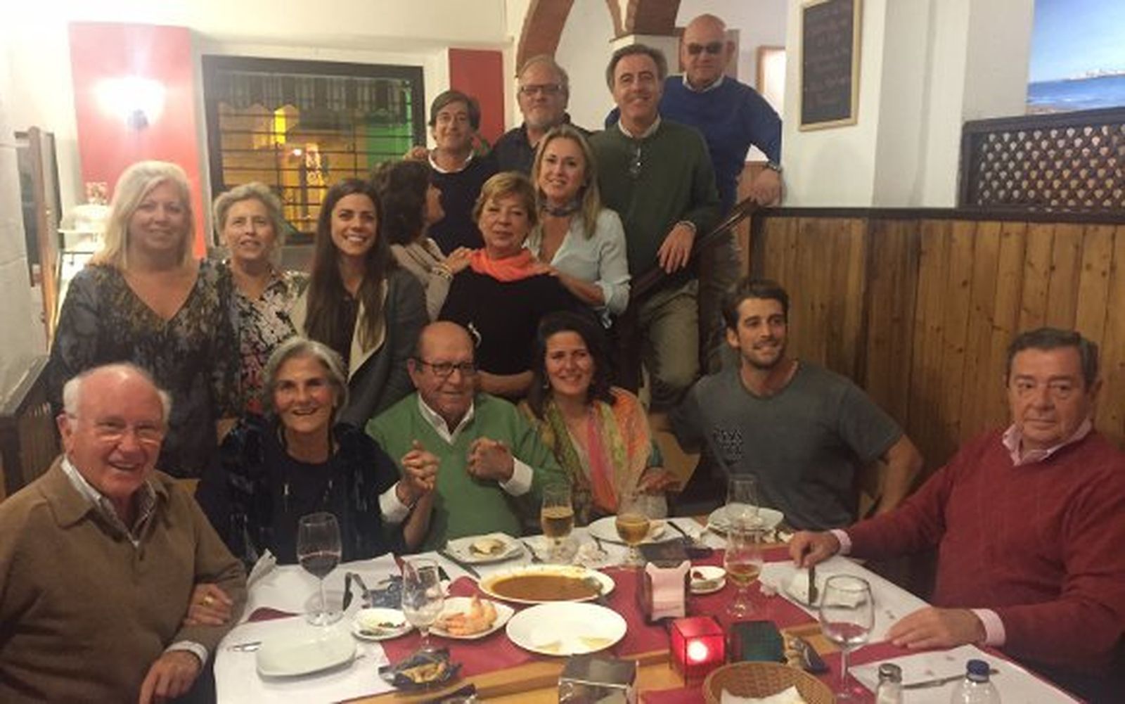 El anfitrión Javier González-Santiago con María de los Ángeles Parodi, Salud Mier, Charo Vargas, Pedro y Sila González-Santiago, Nono Fernández Cubero, Mar Álvarez, Carmen Rodrígo, Joaquín Hortelano, Pepe Fernández Cantalejo, Juan y Javier Mayo y  Jaime Serrano.  Foto: Ignacio Casas de Ciria