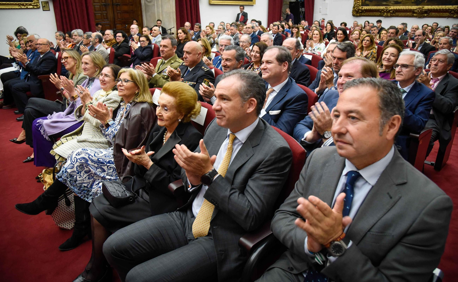 Imposición de la Medalla de la Universidad de Sevilla a Concha Yoldi