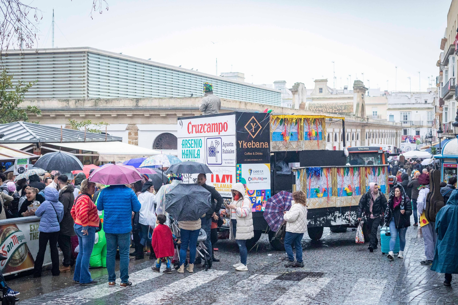 Las mejores imágenes de un Lunes de Coros pasado por agua en el Carnaval de Cádiz 2024