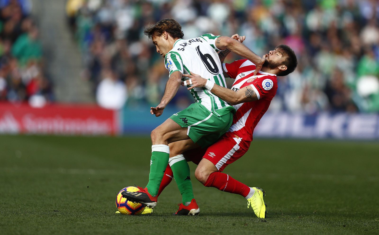 Canales ante la presión de un rival.