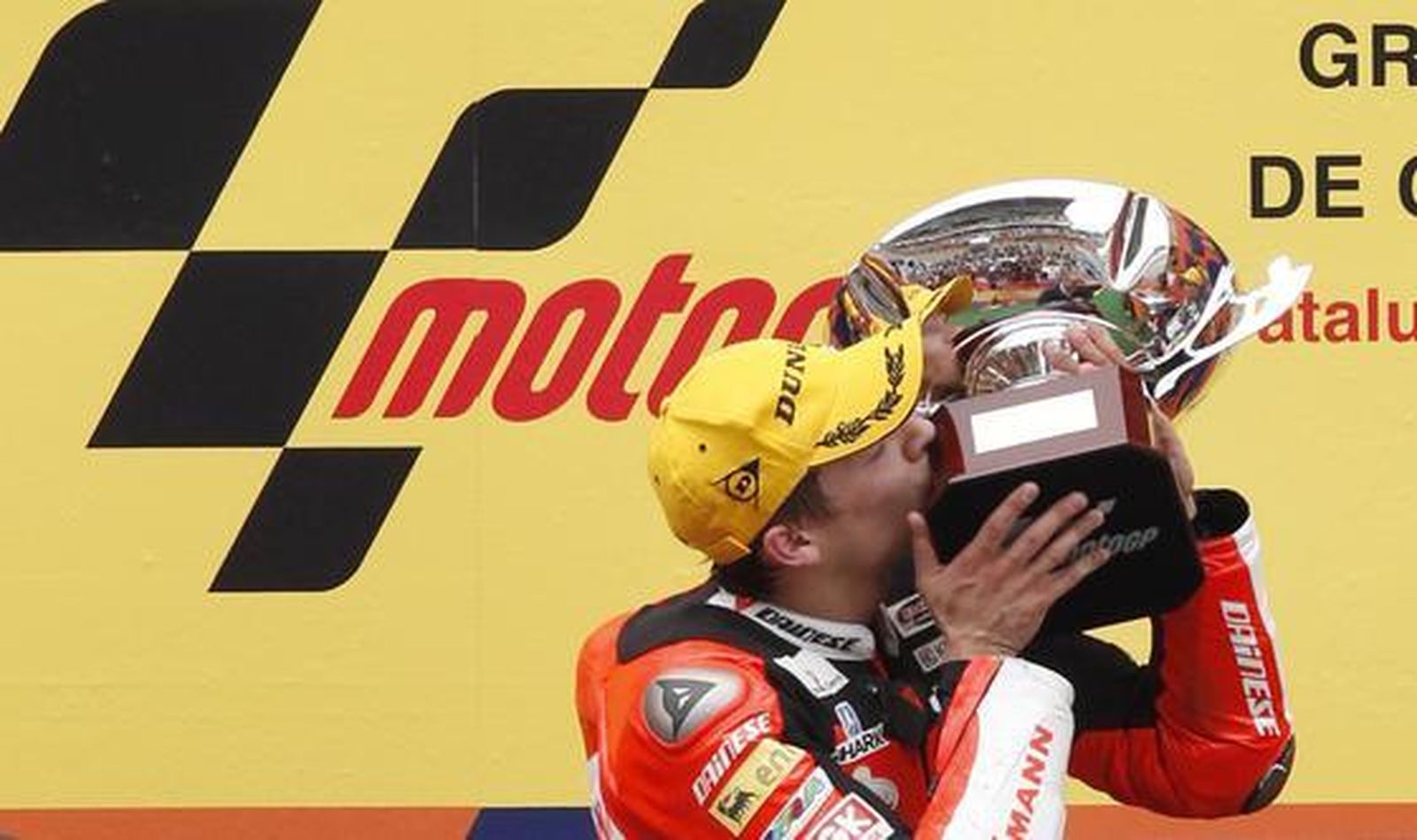 Bradl besa la copa de campeón en Montmeló. / Reuters