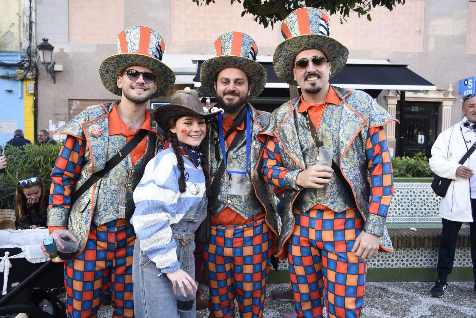 Búscate en las fotos de la fiesta en la calle del sábado en el Carnaval de la Concha Fina de La Línea