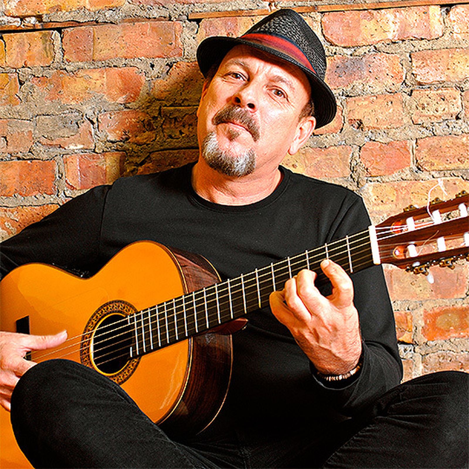 Javier Ruibal actúa este domingo en el Espacio Turina.