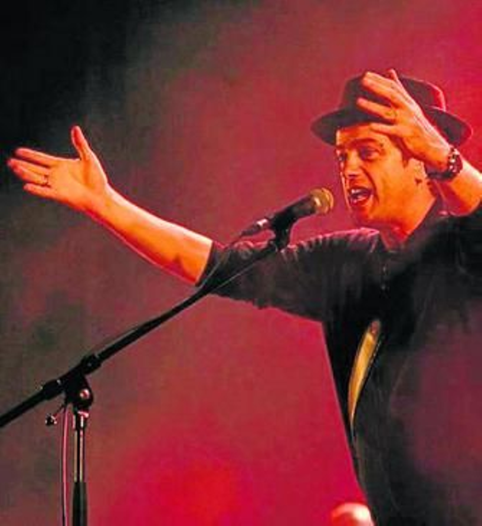 Santiago Auserón: un perro que canta a la Luna.