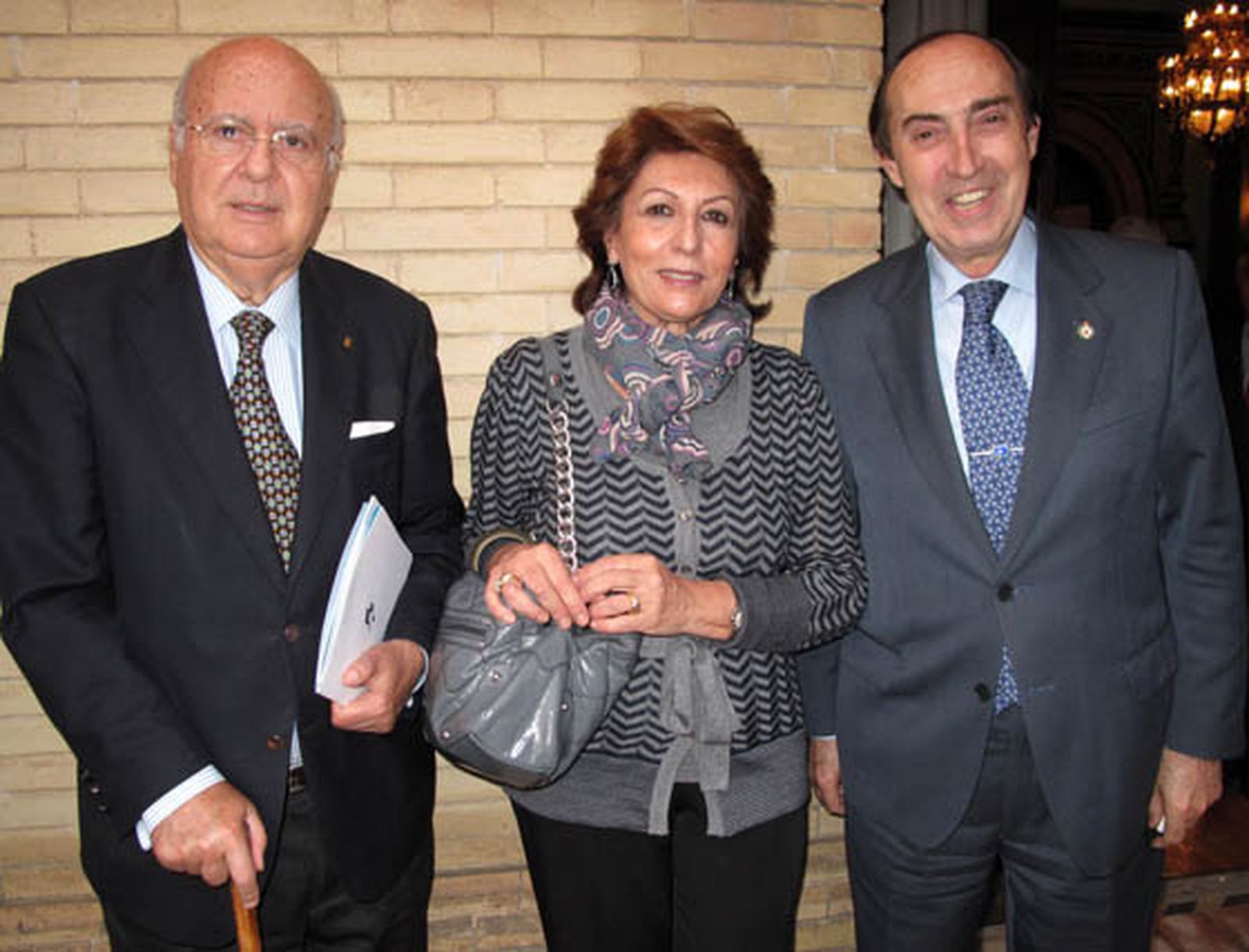 El escritor y periodista Nicolás Salas, Rosario Oliveros y Carlos Javier González-Vilardell, presidente del Colegio de Médicos de Sevilla.

Foto: Victoria Ramírez