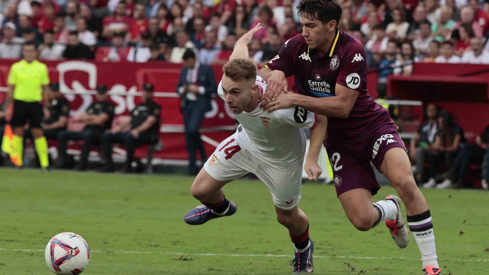 Peque se mete bajo Mario Martín para evitar su agarrón.