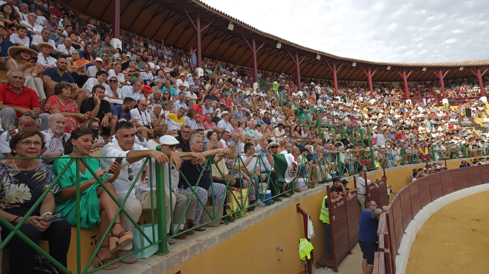 Ambiente en la corrida del jueves de la Feria de La Línea