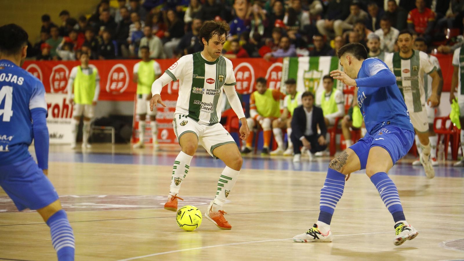 Pablo del Moral intenta superar a Pol Pacheco, en un lance del Córdoba Futsal - Valdepeñas.