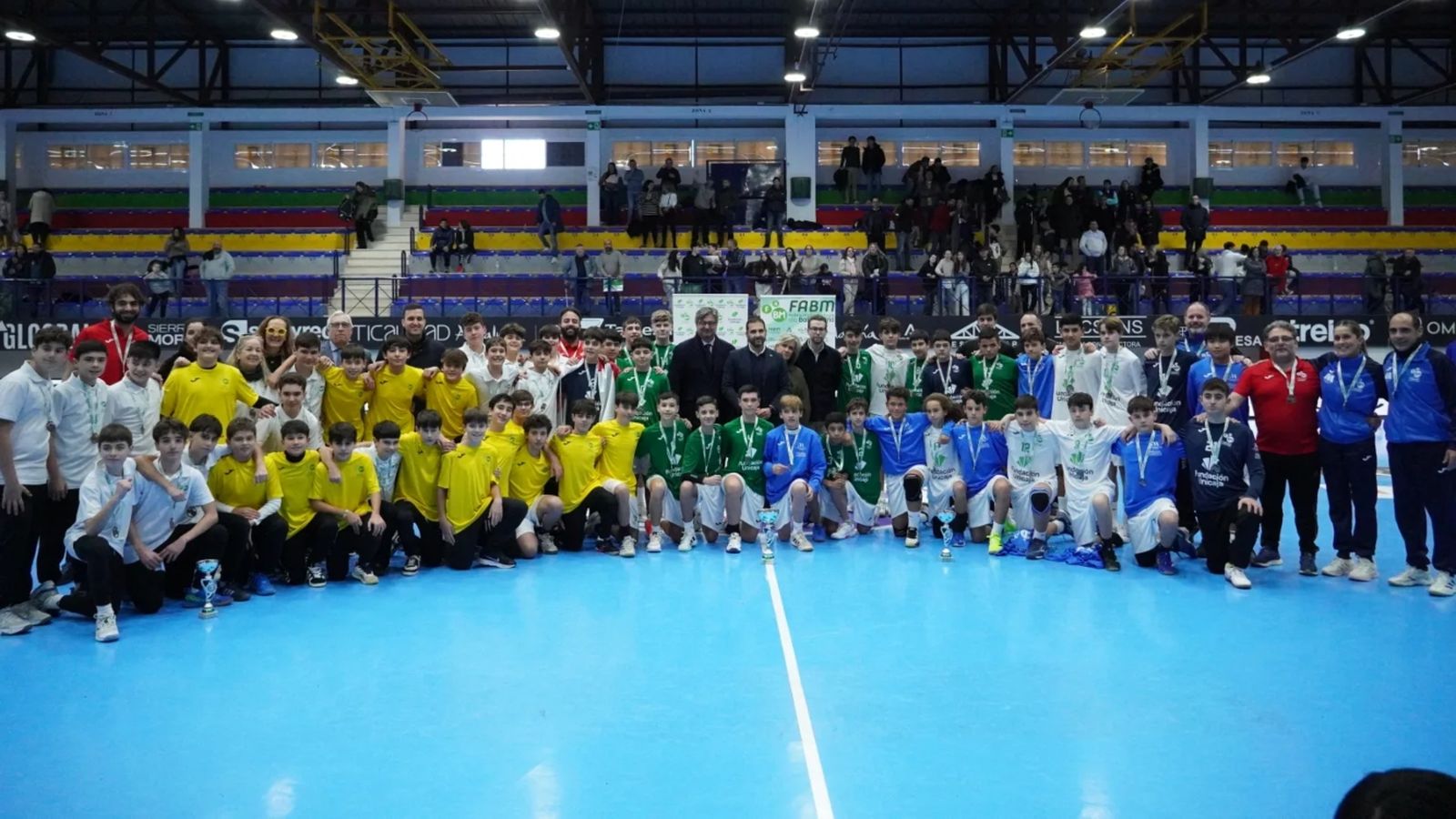 Foto de familia de los equipos premiados en esta cita autonómica.