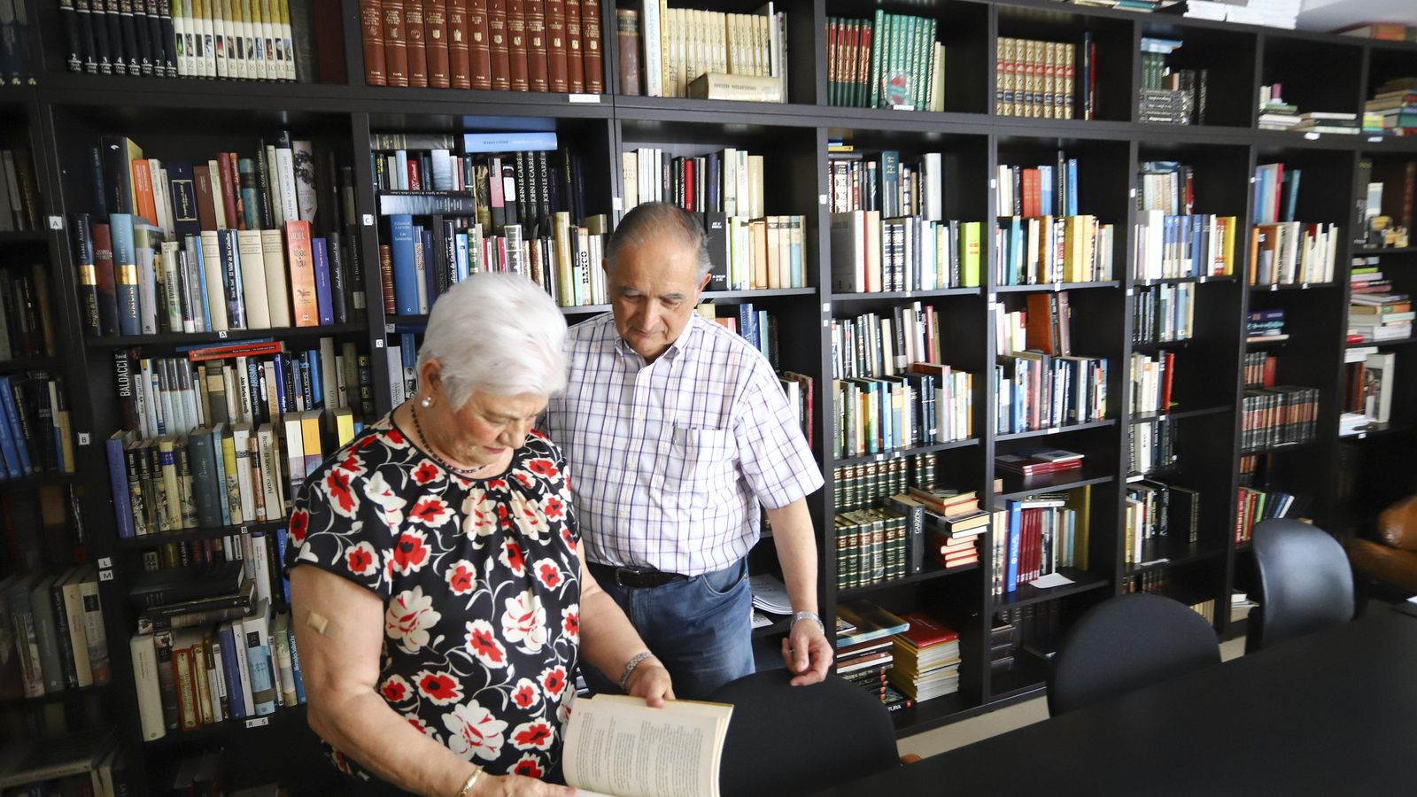Loli Fernández y José Manuel González, presidente del consejo rector, en la biblioteca.