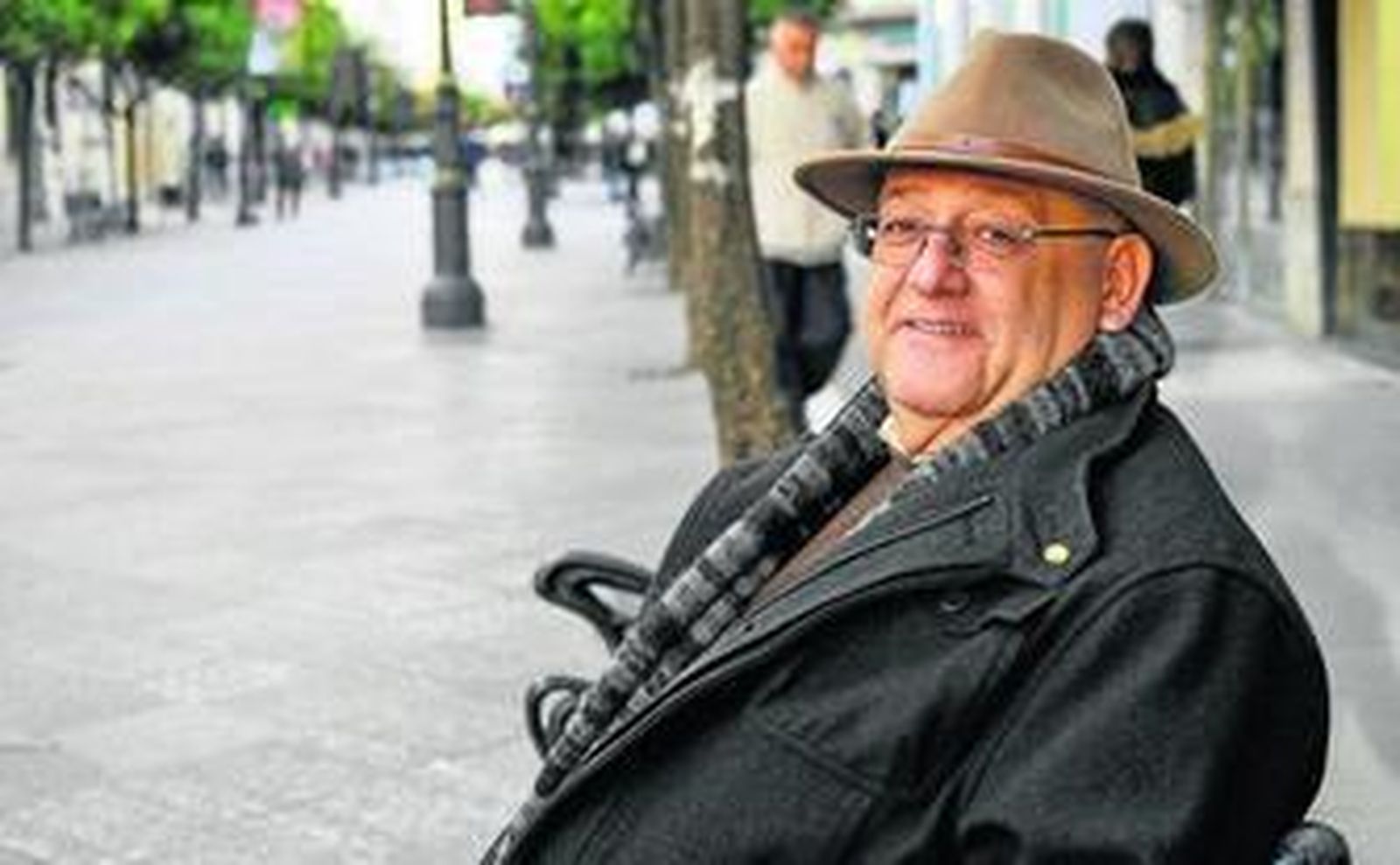 El presidente de Aprohom, Miguel Ángel García Luque, posa hace unos días para Diario de Jerez en plena calle Larga.