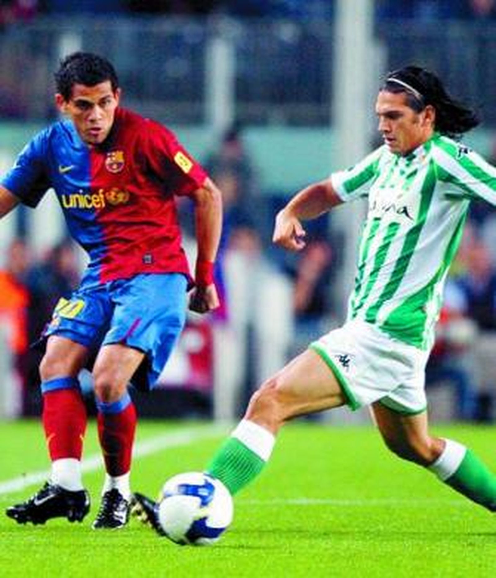 Mark González intenta llevarse un balón ante Daniel Alves.