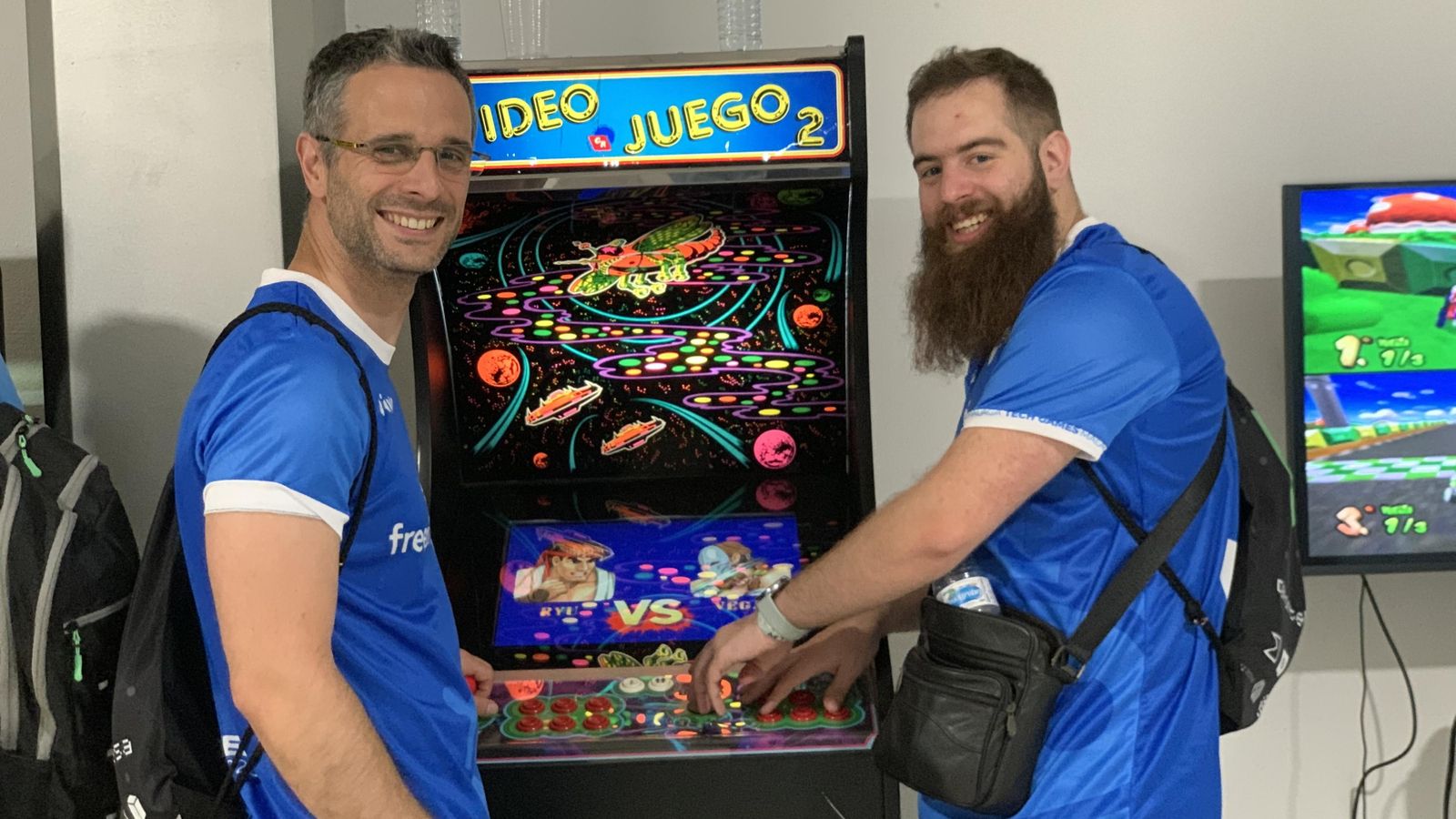 Trabajadores juegan a videojuegos.