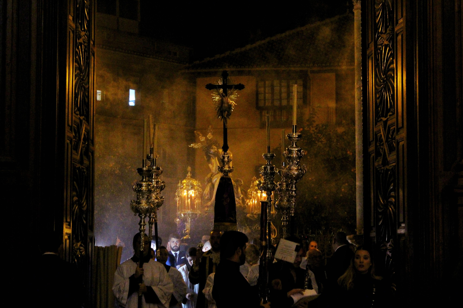 Entrada de Humildad y Paciencia a la Catedral en el Vía Crucis Entrada de Humildad y Paciencia a la Catedral en el Vía Crucis