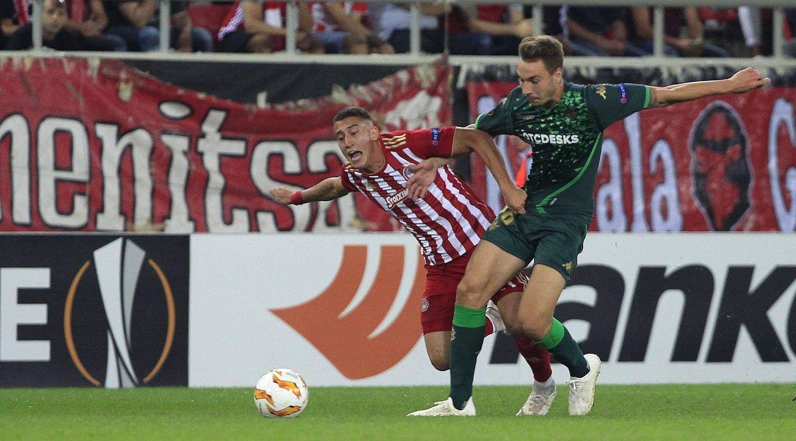 Loren, en plena pugna con un defensa de Olympiacos.