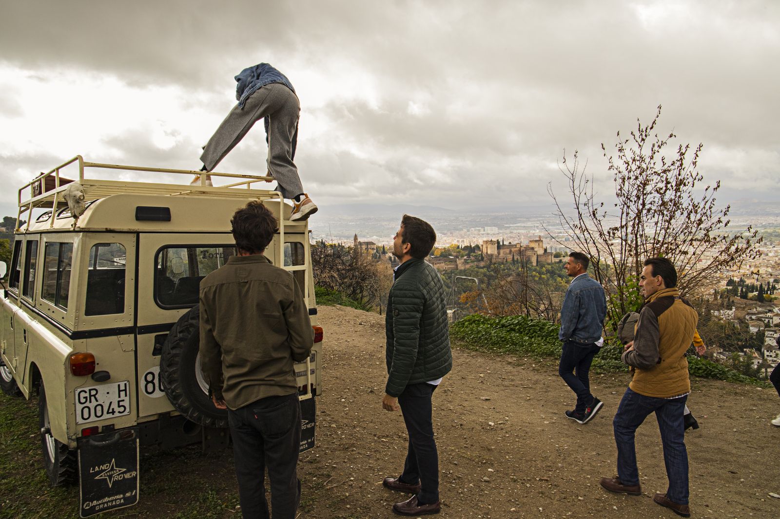 La vista imponente de la ciudad inmortal de Granada en lo alto de un Land Rover.