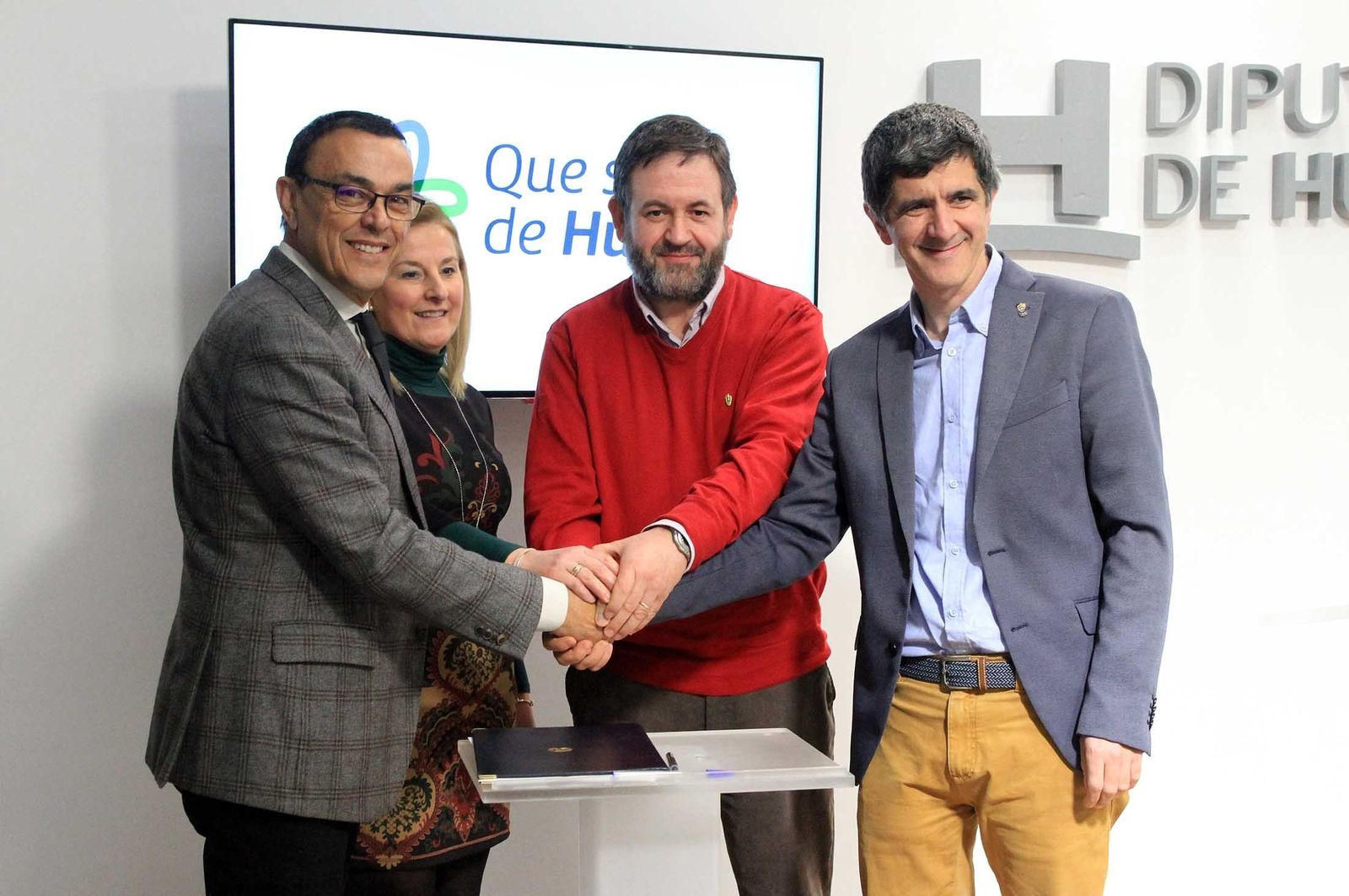 Ignacio Caraballo, Antonio Sosa e Ignacio Garzón junto a la concejal de Cultura del Ayuntamiento de Galaroza.
