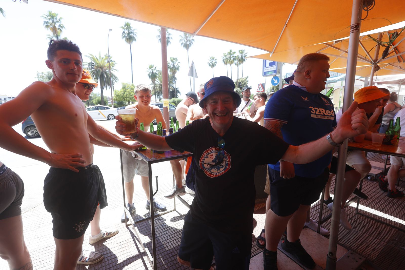 Aficionados escoceses disfrutan del sol y la cerveza de Sevilla