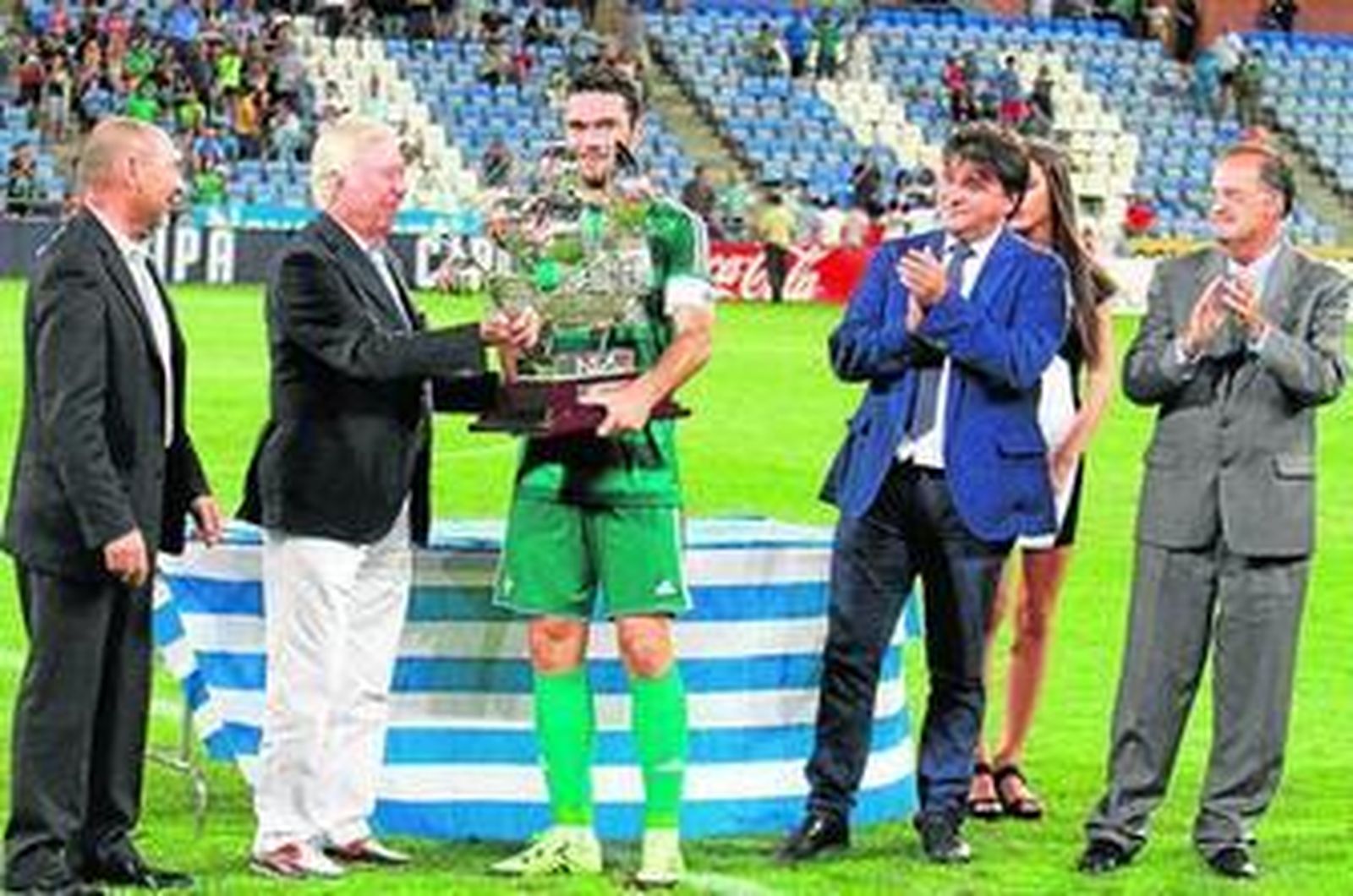 1. Jorge Molina alza la carabela de campéon. 2. Gabriel Cruz entrega a Jesús Vázquez el título de subcampeón. 3. Buena presencia de público en la tribuna. 4. La afición está con Dominguez. 5. Expectación en el Trofeo Colombino.  6. El equipo onubense de remo se hizo un selfie sobre el césPed. 7. Buena sintonía entre las aficiones. 8. El Betis hizo doblete. 9. Los espectadores no perdieron detalle del encuentro. 10. Los dos equipos olvidaron pronto que era una amistoso y se emplearon a fondo.