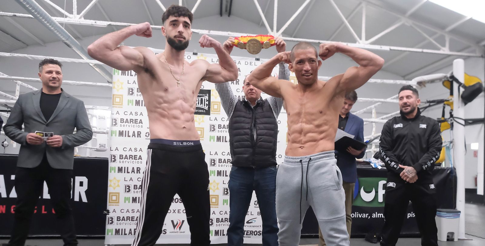 José Luis Navarro Jr y Ronny Landaeta, en su primer cara a cara tras el pesaje.
