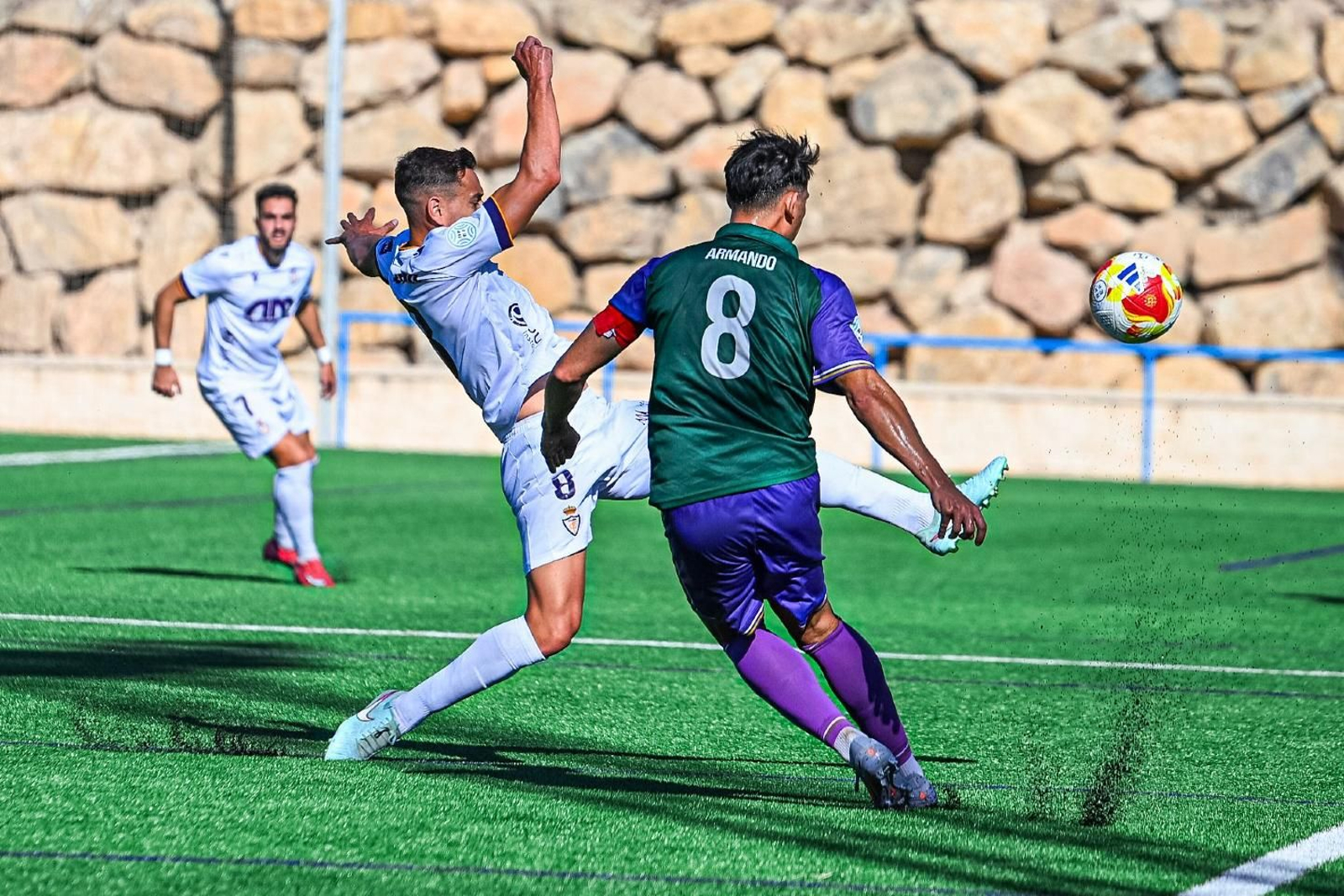 Armando, capitán murciaano, presionado por Antonio Caballero.
