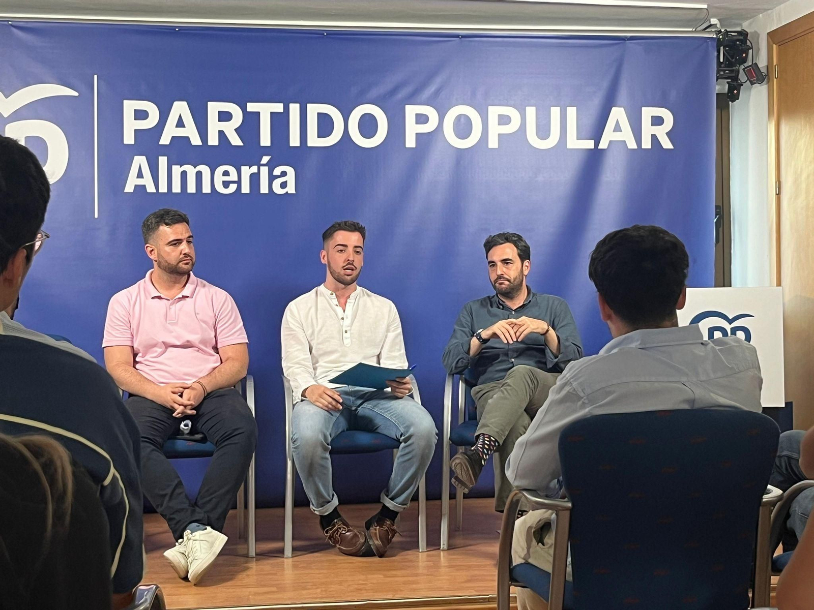 Diego Martínez en reunión con jóvenes acompañado de Carlos Sánchez y Juan Carlos Muyor.