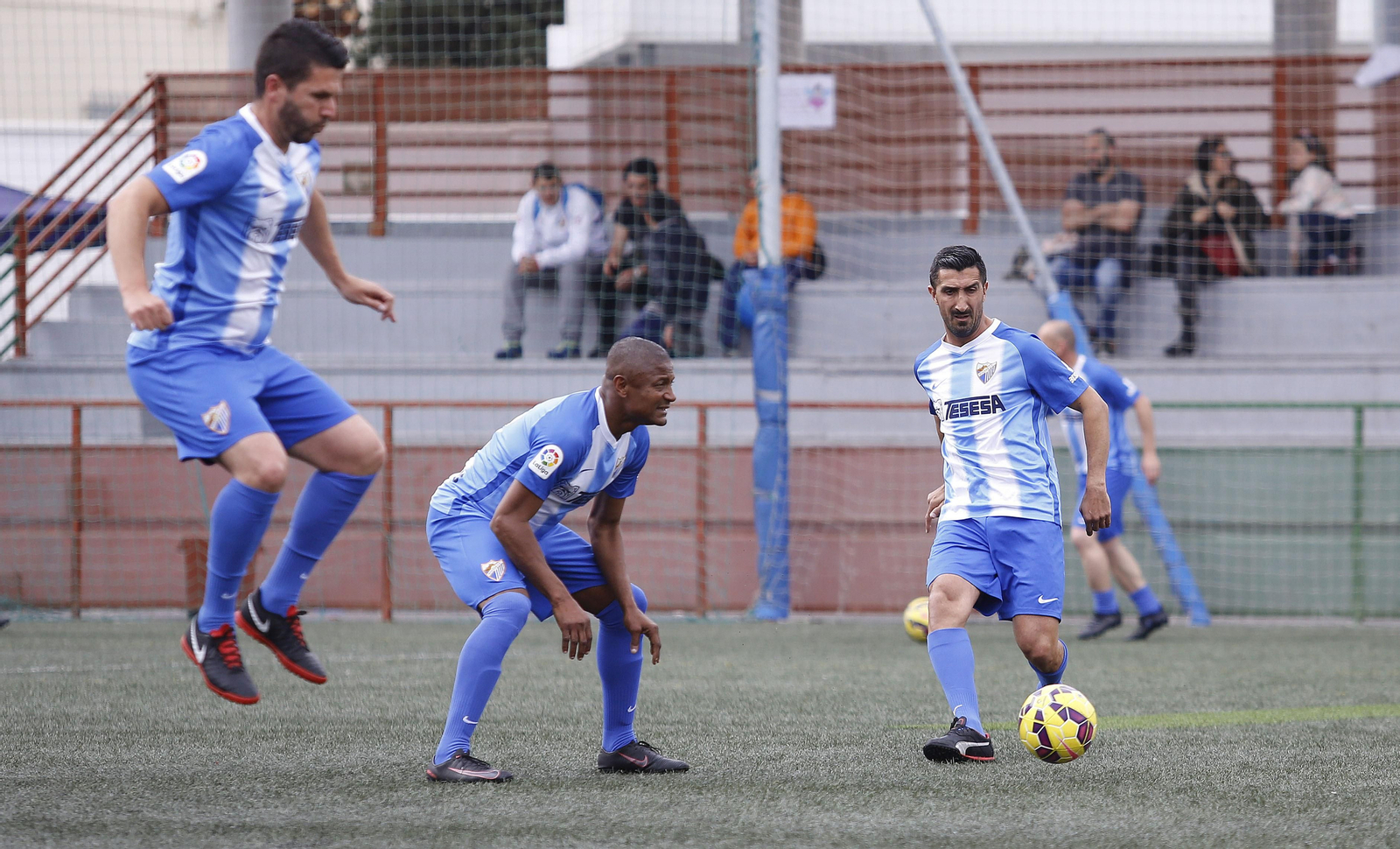 La jornada solidaria de los Málaga Forever y el Betis, en fotos