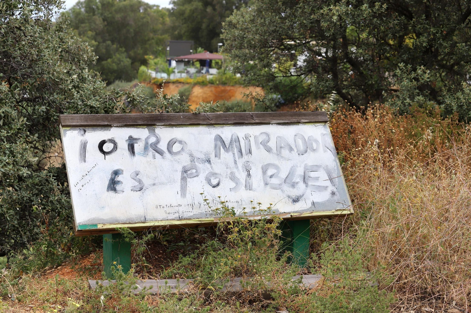 Imágenes de la suciedad, deterioro y abandono de los miradores del Conquero