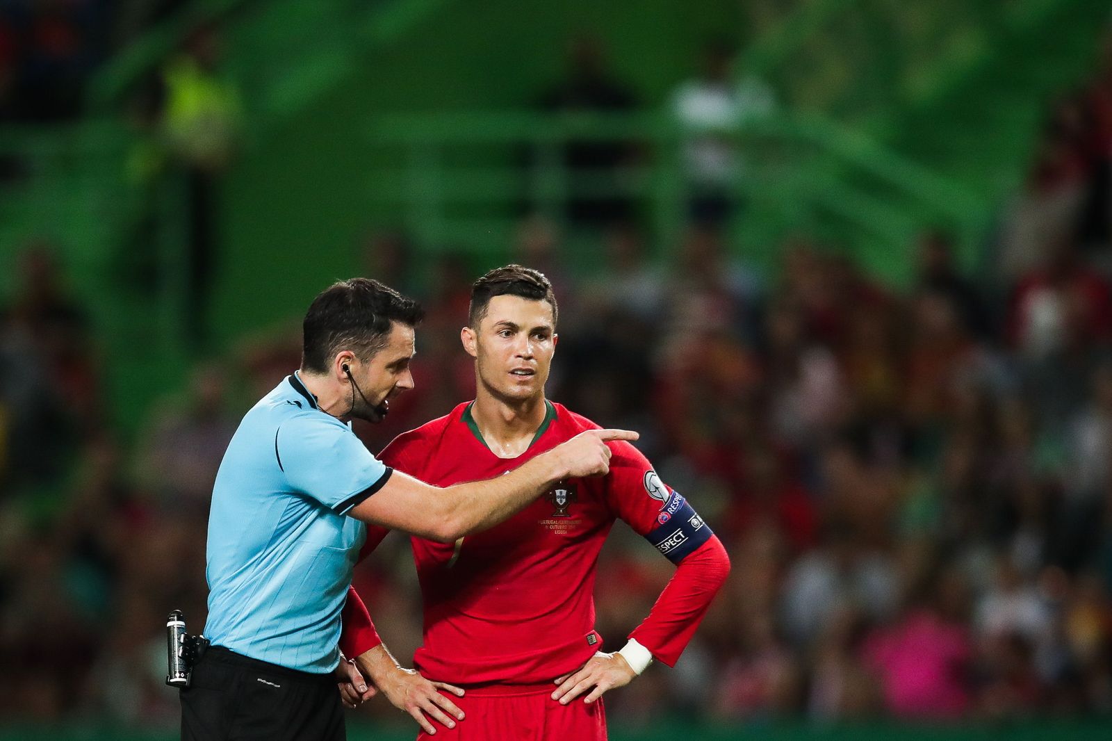 El polaco Daniel Stefanski le da una indicación a Cristiano Ronaldo.