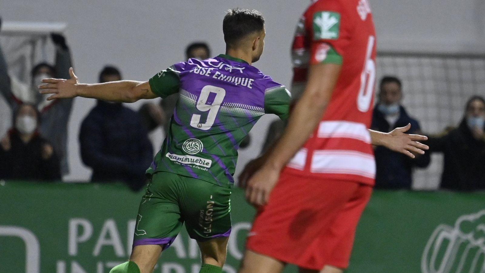 José Enrique celebra su gol frente al Granada.