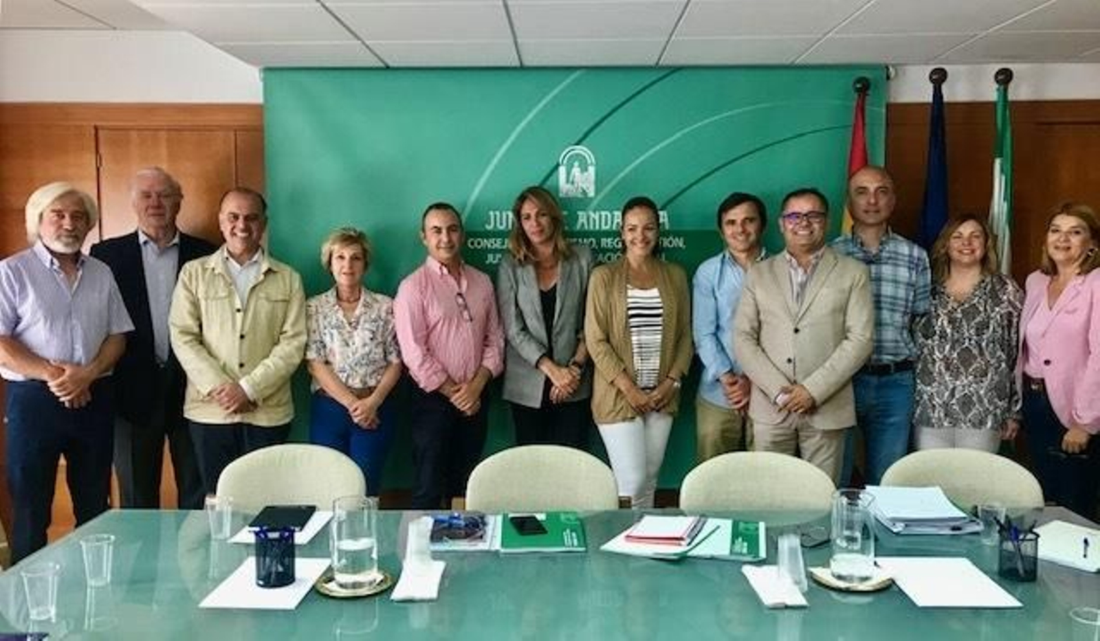 Representantes de la Junta y los empresarios durante la reunión.