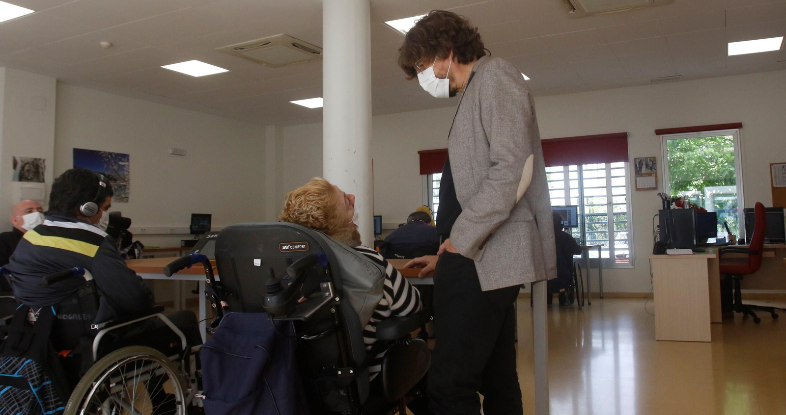 Alfonso Serrano conversa con una usuaria de Fepamic en una de las salas de la residencia.