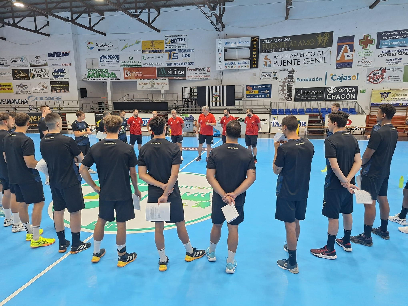 Paco Bustos da órdenes a sus jugadores en el Alcalde Miguel Salas.
