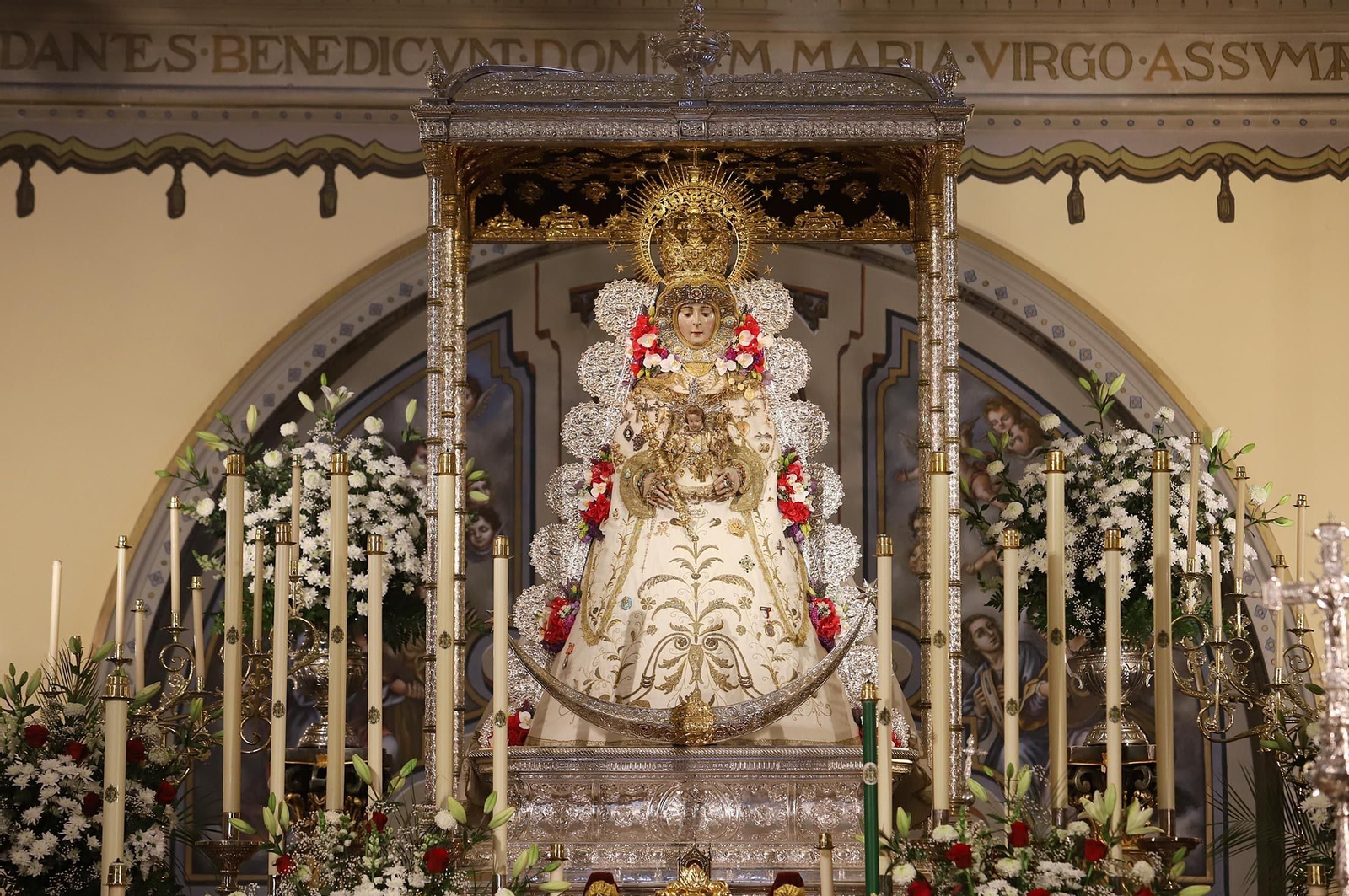 Imágenes de la Virgen del Rocío y sus nuevas andas