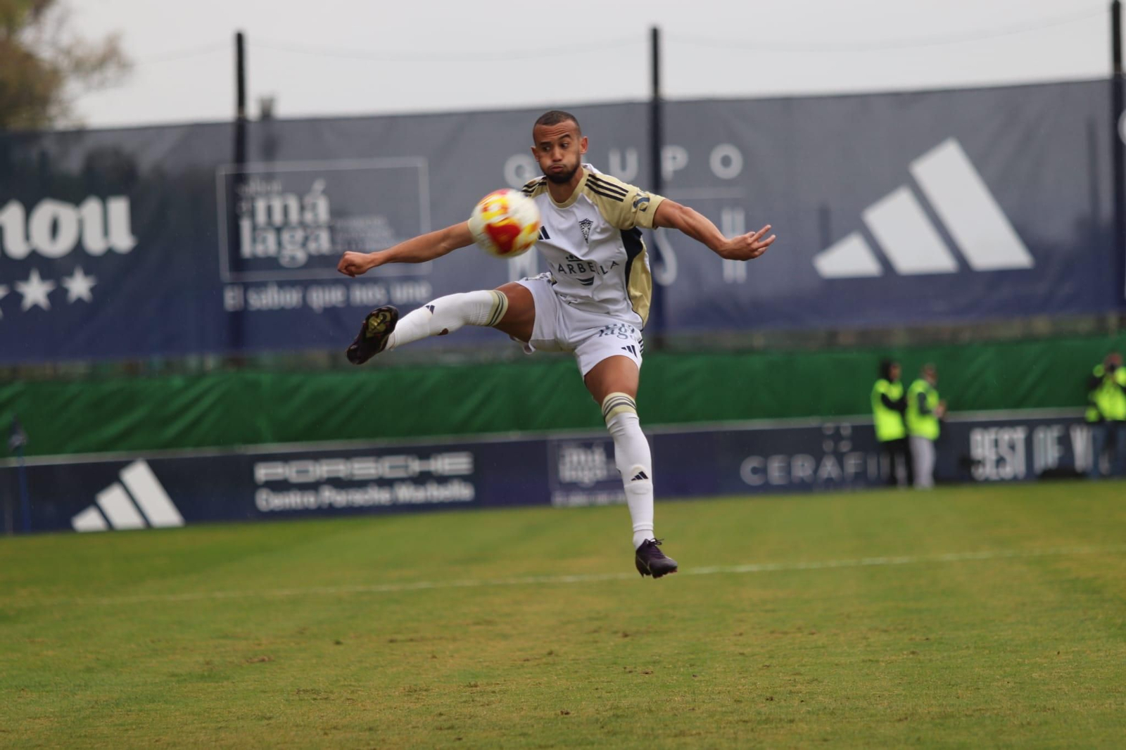 El Marbella cae ante el Atlético Madrileño en el descuento (0-1)