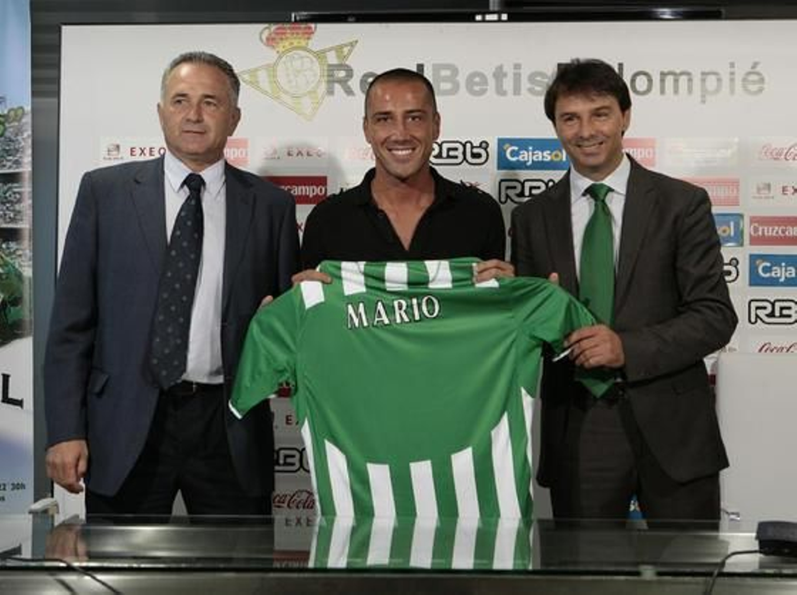 El Betis presenta al central Mario Álvarez.  Foto: Juan Carlos Muñoz
