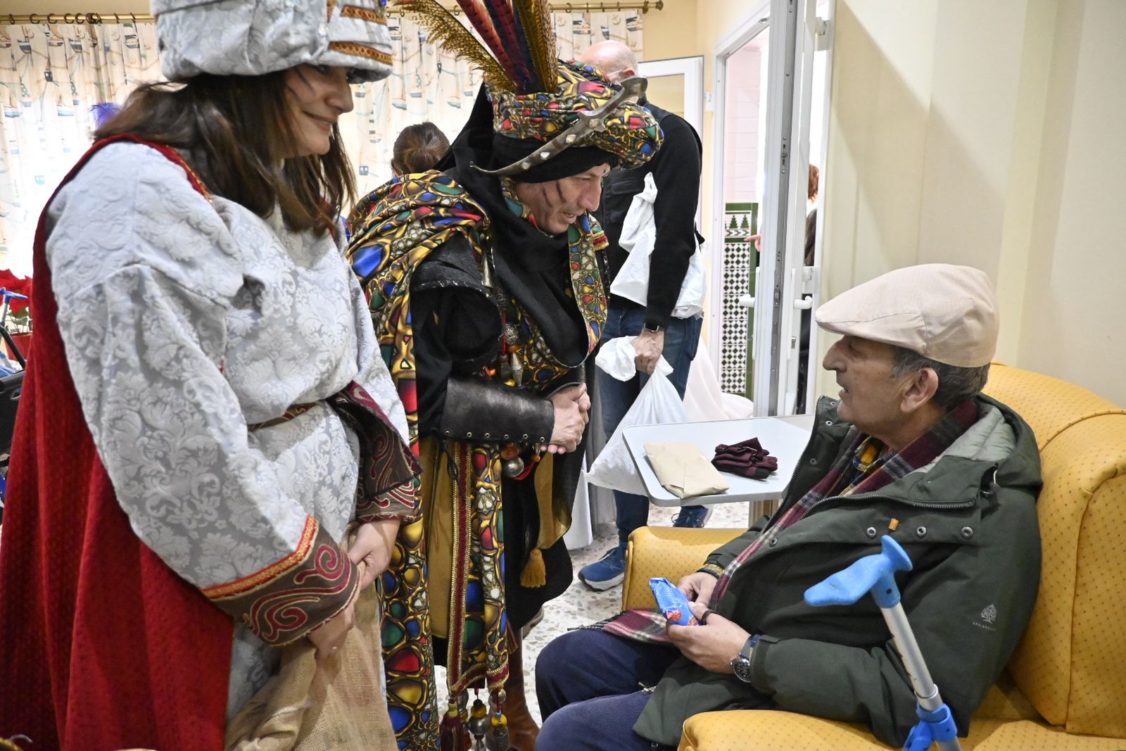 Recorrido fotográfico de los Reyes Magos por el hospital y los centros de mayores en la mañana del 5 de enero en Huelva