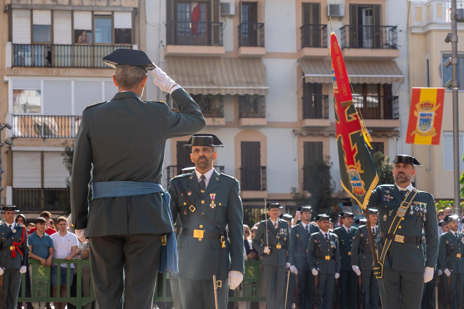 Imágenes del desfile de la Guardia Civil en el Día de la Hispanidad y de su patrona en la Plaza de La Merced